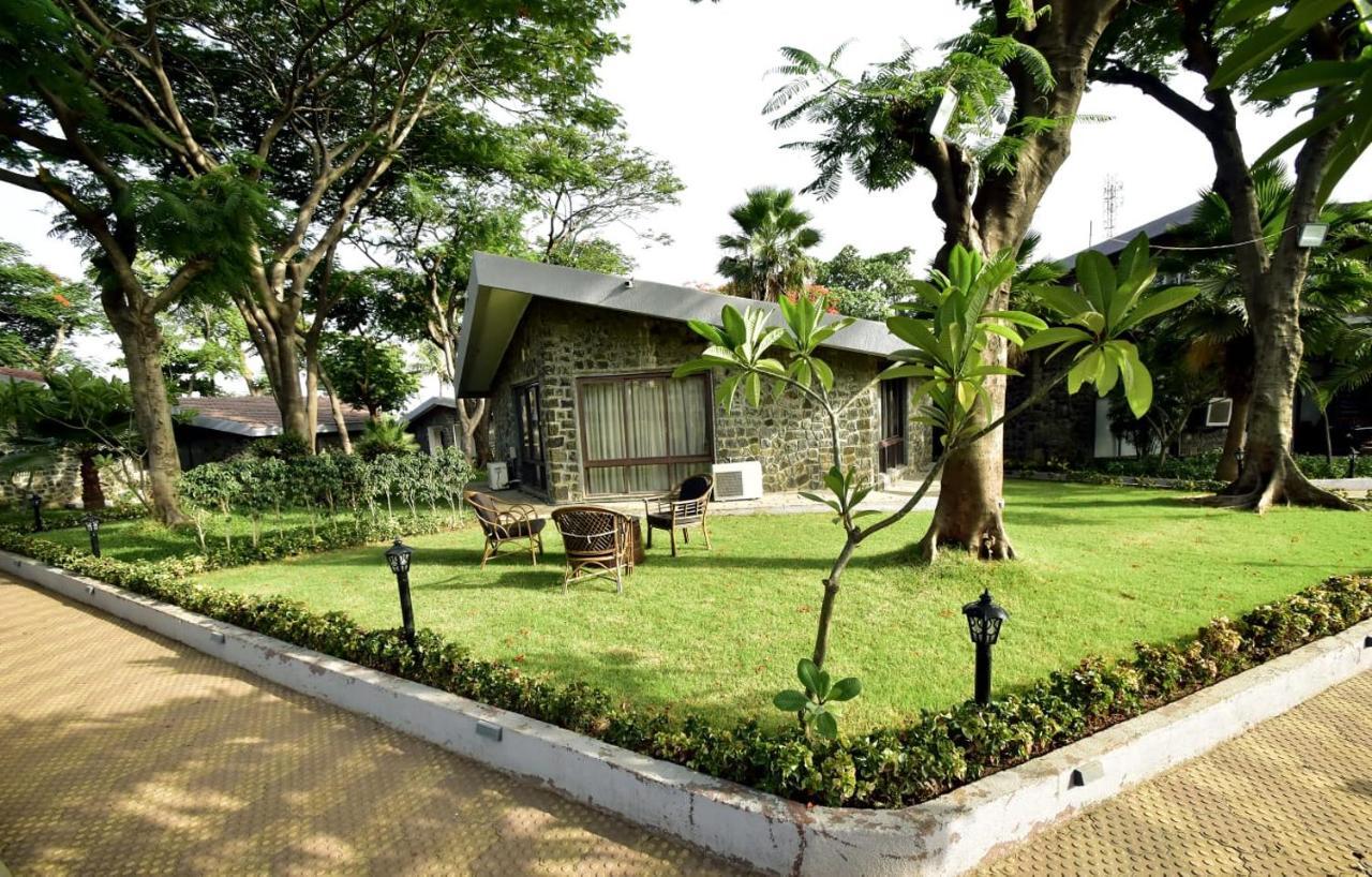 Caves County Resort Malegaon Exterior foto