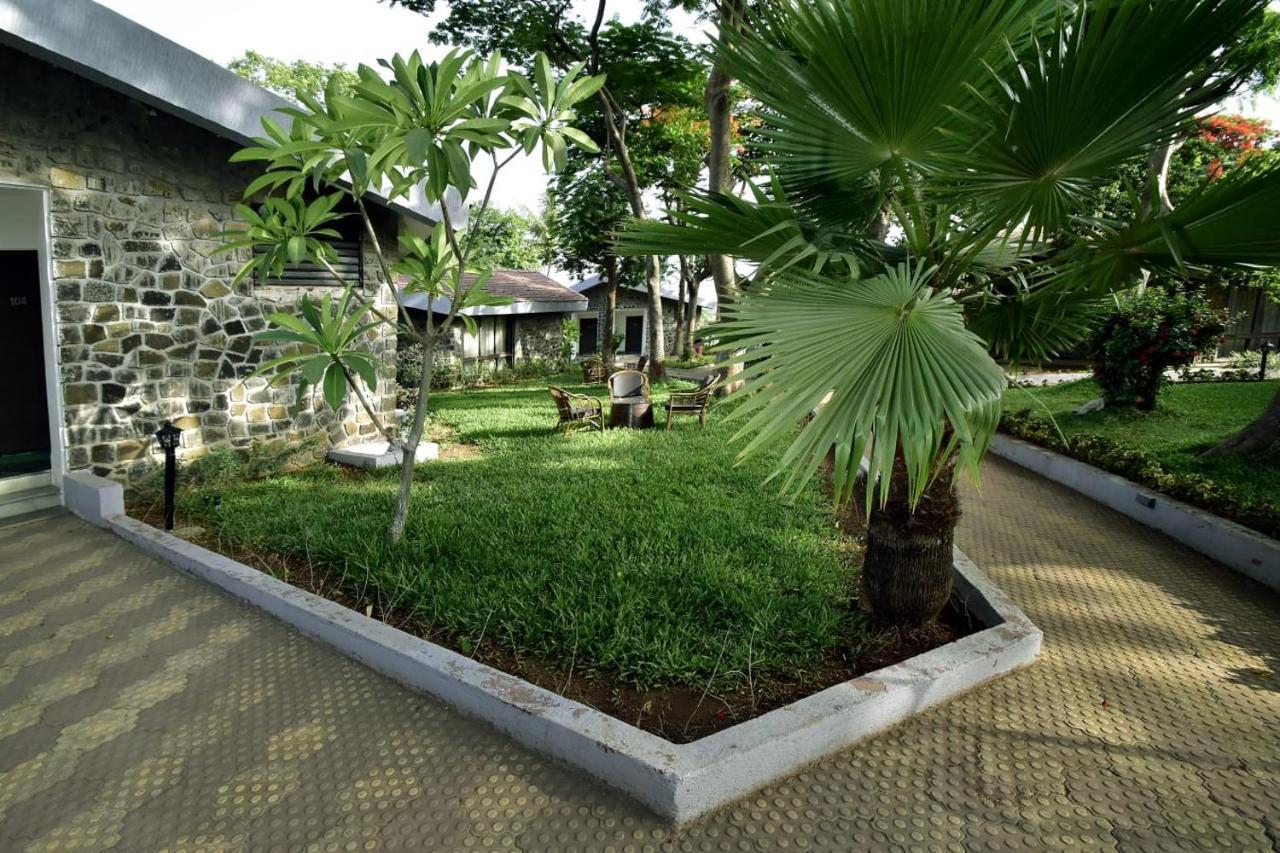 Caves County Resort Malegaon Exterior foto